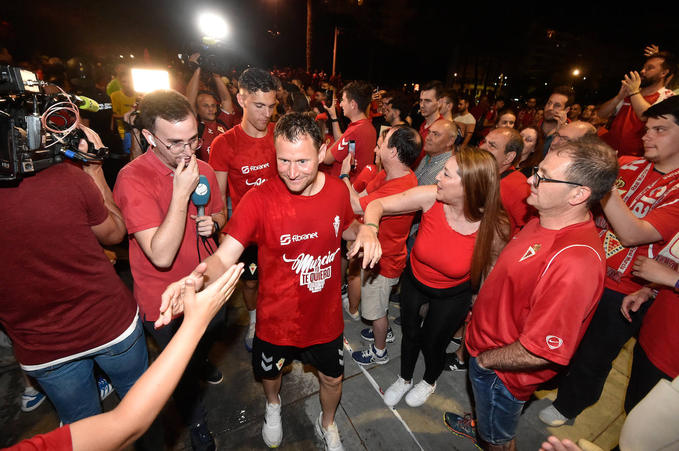 Fotos: Murcianos eufóricos celebran en &#039;La Redonda&#039; el ascenso del Real Murcia