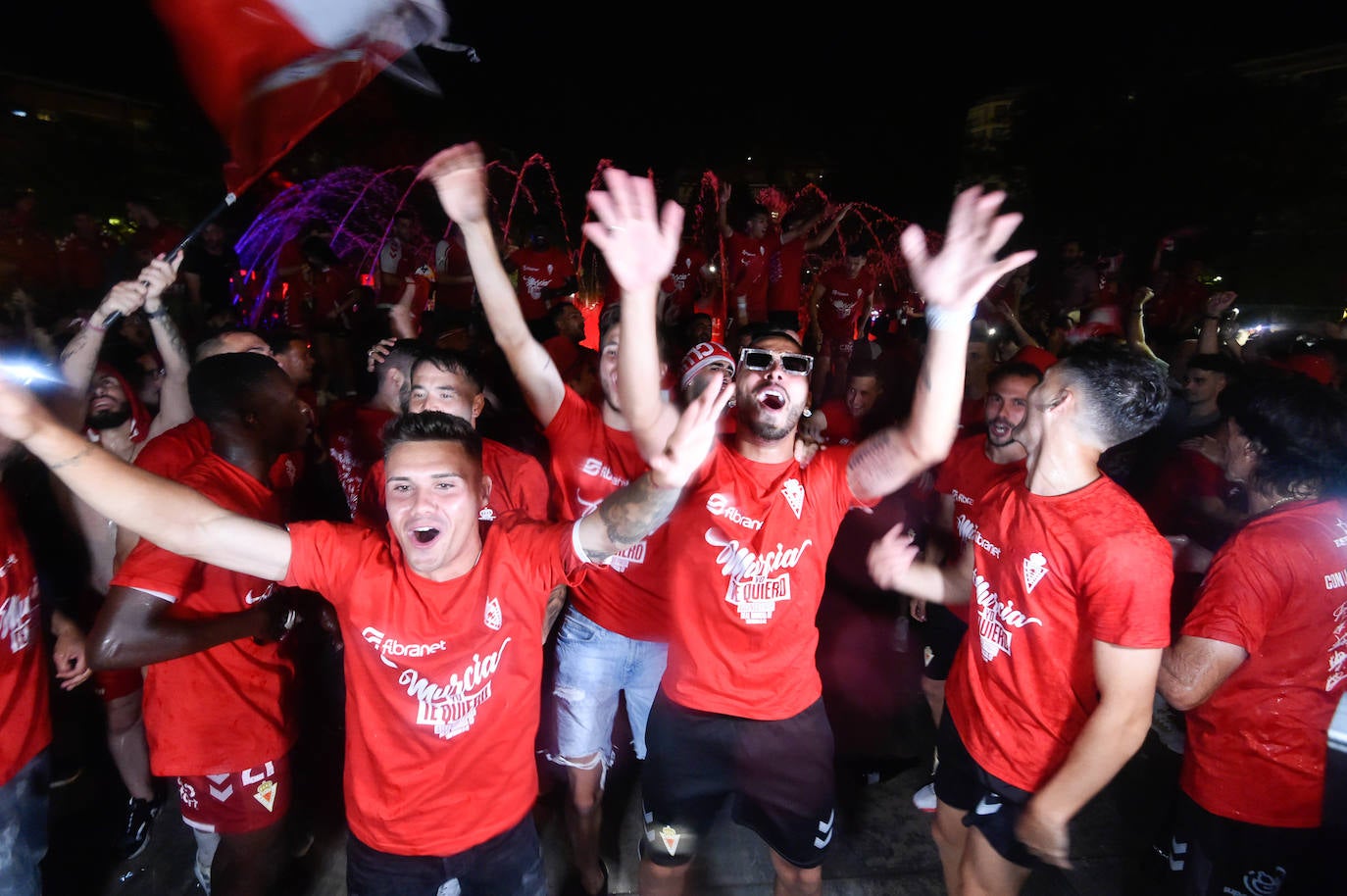 Fotos: Murcianos eufóricos celebran en &#039;La Redonda&#039; el ascenso del Real Murcia