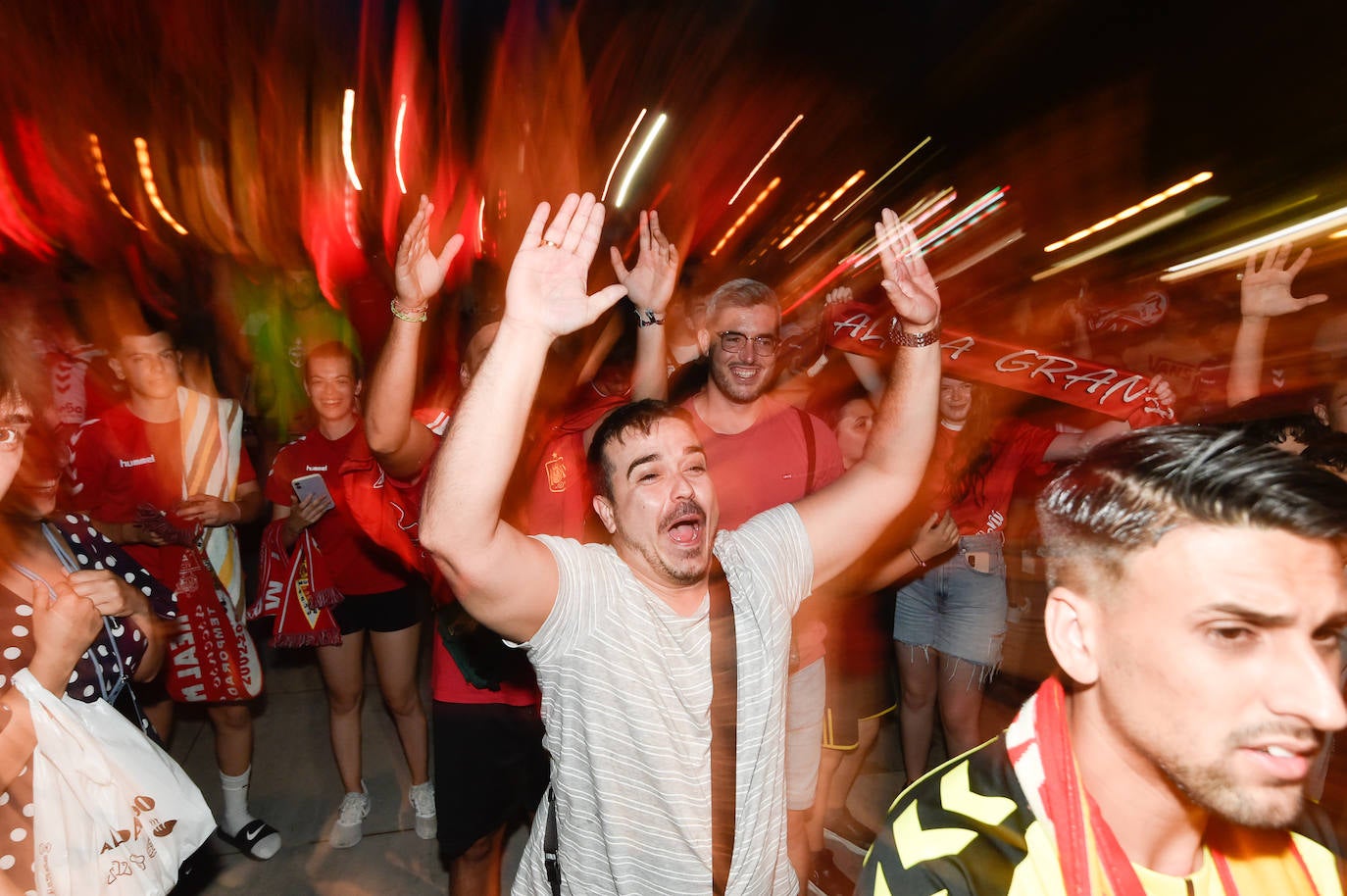 Fotos: Murcianos eufóricos celebran en &#039;La Redonda&#039; el ascenso del Real Murcia