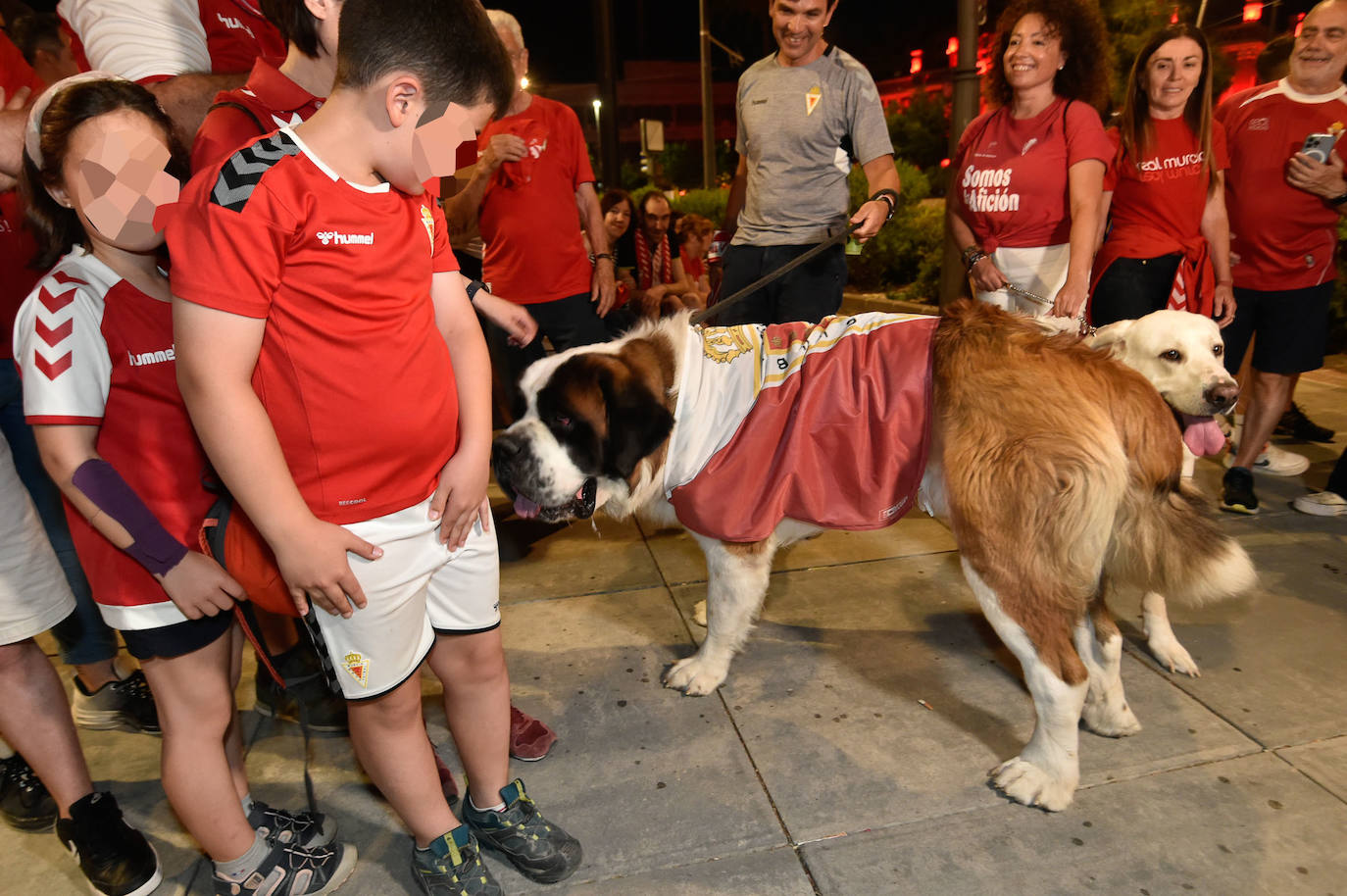 Fotos: Murcianos eufóricos celebran en &#039;La Redonda&#039; el ascenso del Real Murcia