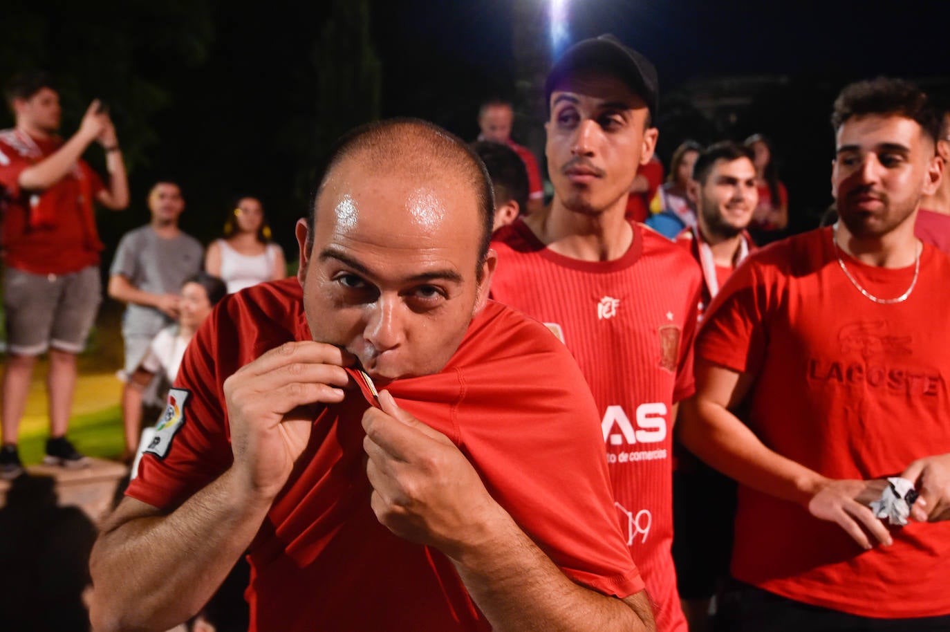 Fotos: Murcianos eufóricos celebran en &#039;La Redonda&#039; el ascenso del Real Murcia