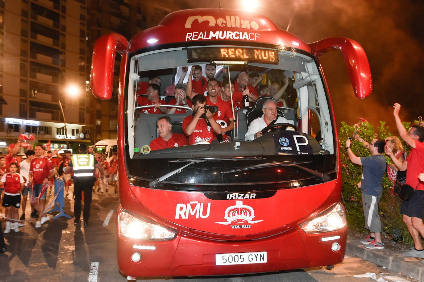 Fotos: Murcianos eufóricos celebran en &#039;La Redonda&#039; el ascenso del Real Murcia