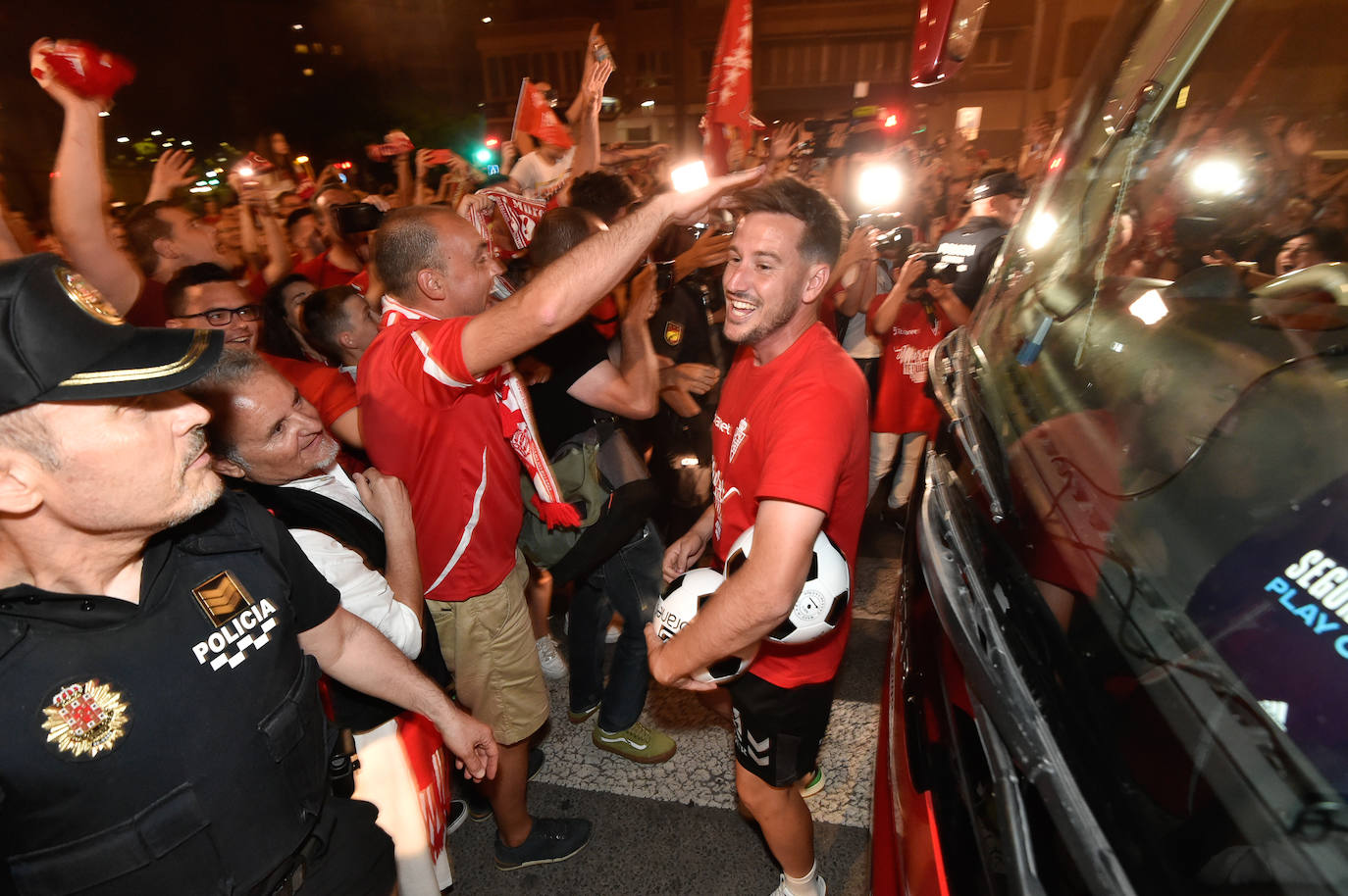 Fotos: Murcianos eufóricos celebran en &#039;La Redonda&#039; el ascenso del Real Murcia