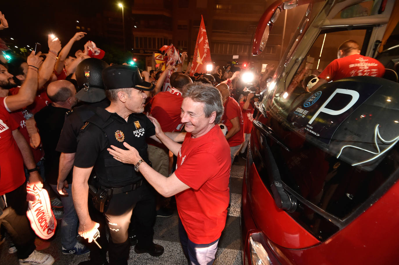 Fotos: Murcianos eufóricos celebran en &#039;La Redonda&#039; el ascenso del Real Murcia