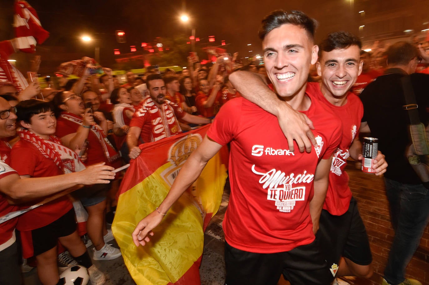 Fotos: Murcianos eufóricos celebran en &#039;La Redonda&#039; el ascenso del Real Murcia