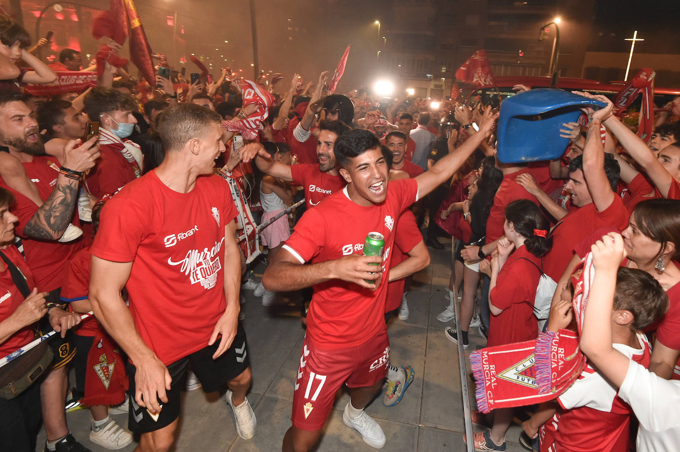 Fotos: Murcianos eufóricos celebran en &#039;La Redonda&#039; el ascenso del Real Murcia