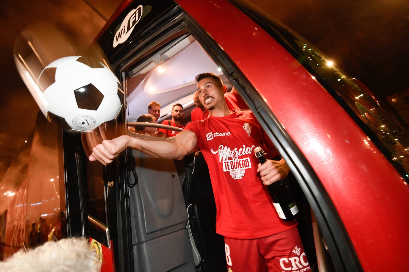 Fotos: Murcianos eufóricos celebran en &#039;La Redonda&#039; el ascenso del Real Murcia