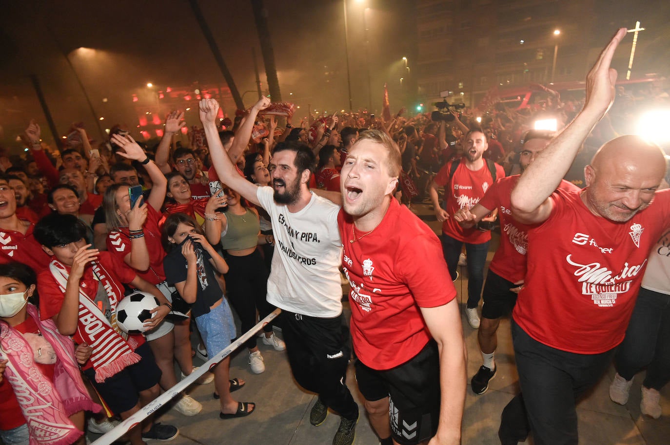 Fotos: Murcianos eufóricos celebran en &#039;La Redonda&#039; el ascenso del Real Murcia