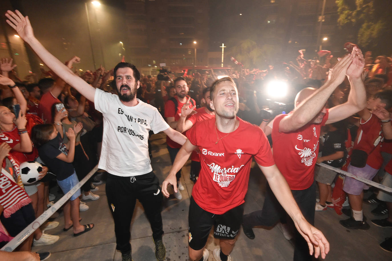 Fotos: Murcianos eufóricos celebran en &#039;La Redonda&#039; el ascenso del Real Murcia