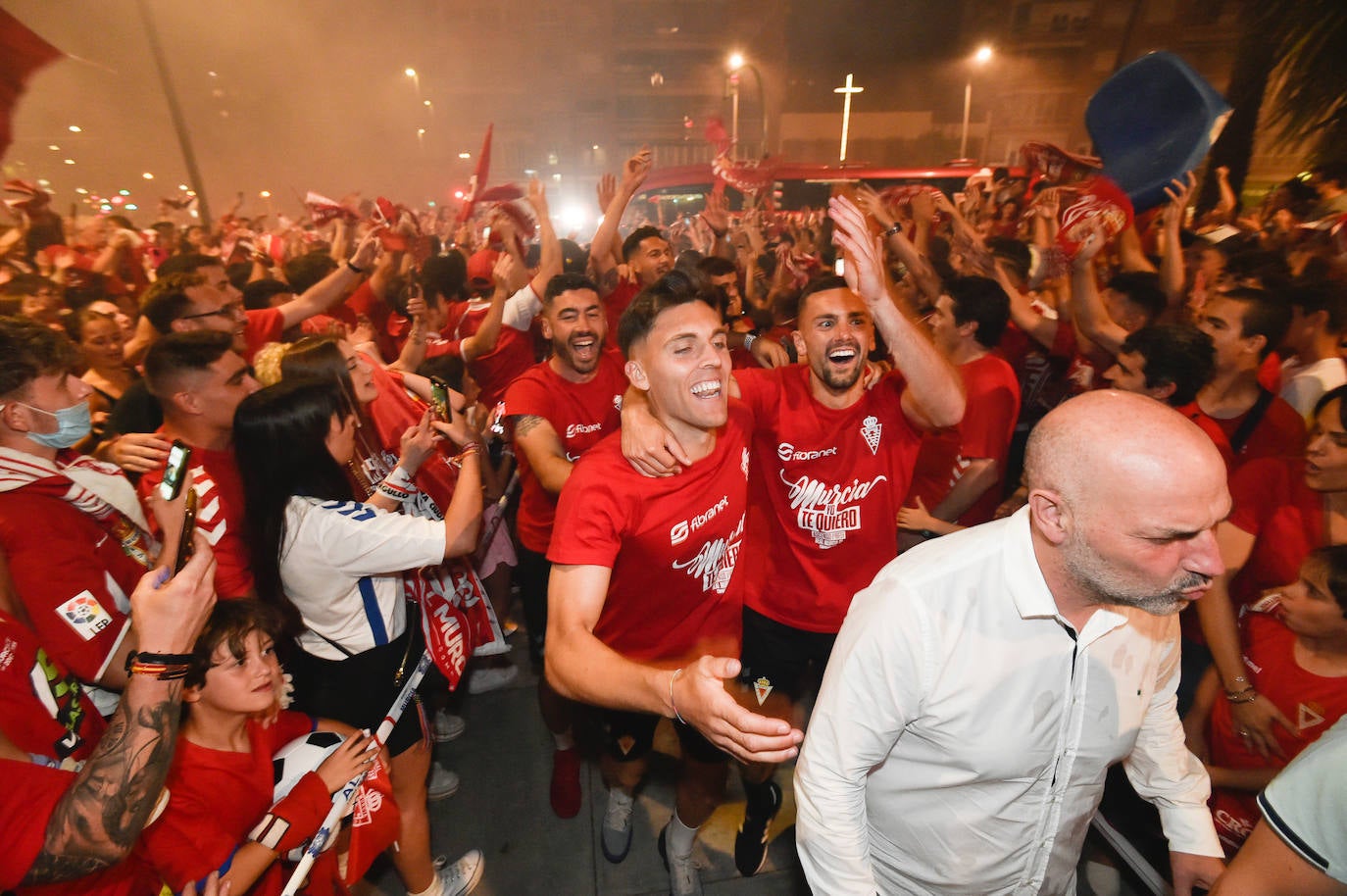 Fotos: Murcianos eufóricos celebran en &#039;La Redonda&#039; el ascenso del Real Murcia