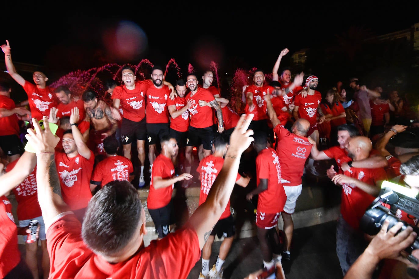 Fotos: Murcianos eufóricos celebran en &#039;La Redonda&#039; el ascenso del Real Murcia