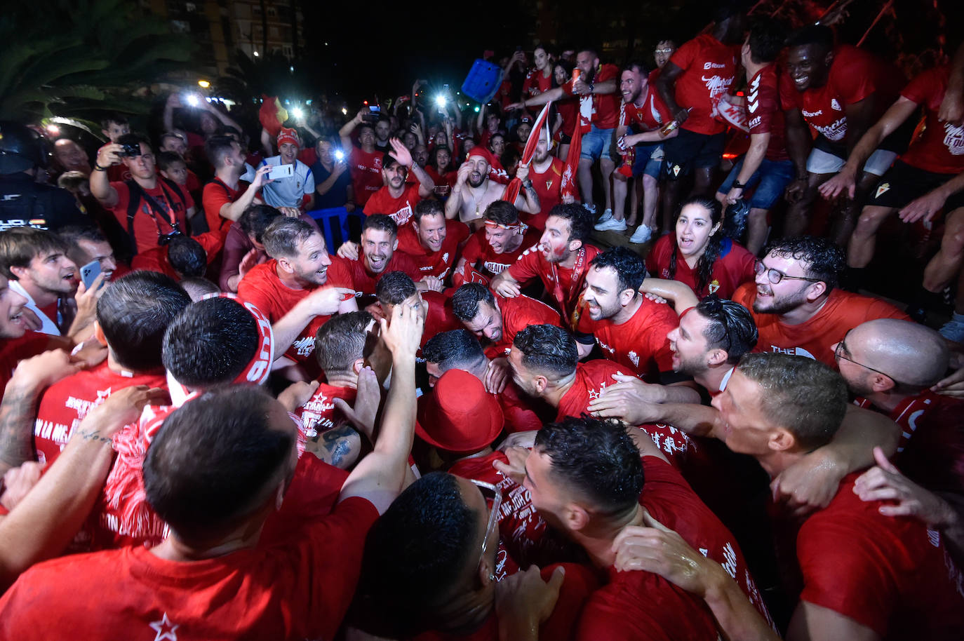 Fotos: Murcianos eufóricos celebran en &#039;La Redonda&#039; el ascenso del Real Murcia