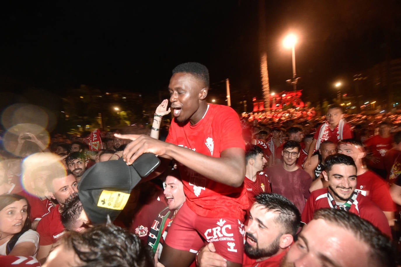 Fotos: Murcianos eufóricos celebran en &#039;La Redonda&#039; el ascenso del Real Murcia