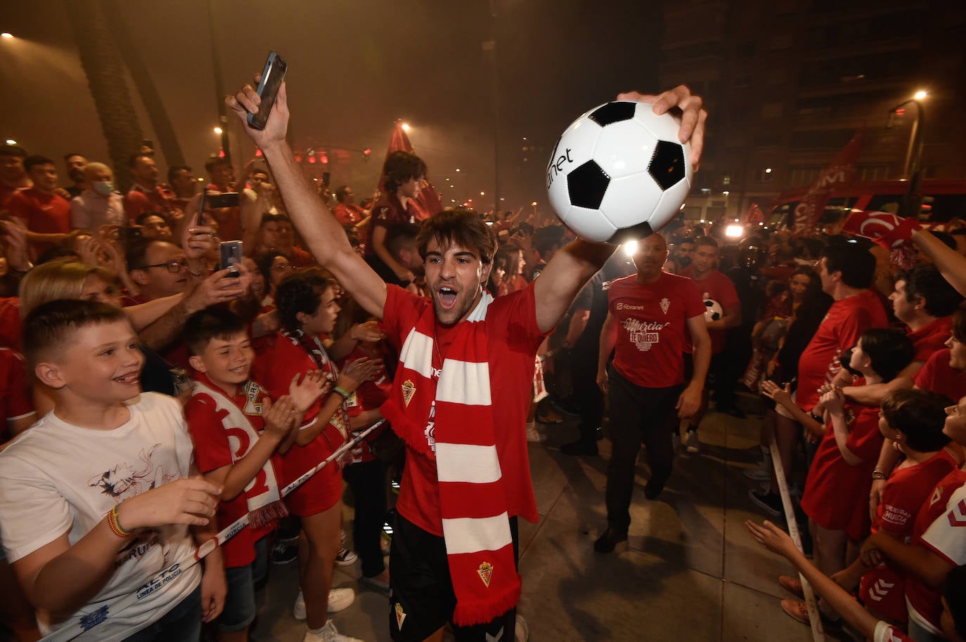 Fotos: Murcianos eufóricos celebran en &#039;La Redonda&#039; el ascenso del Real Murcia