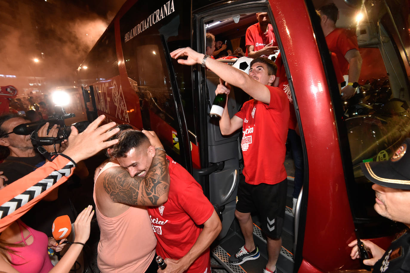 Fotos: Murcianos eufóricos celebran en &#039;La Redonda&#039; el ascenso del Real Murcia