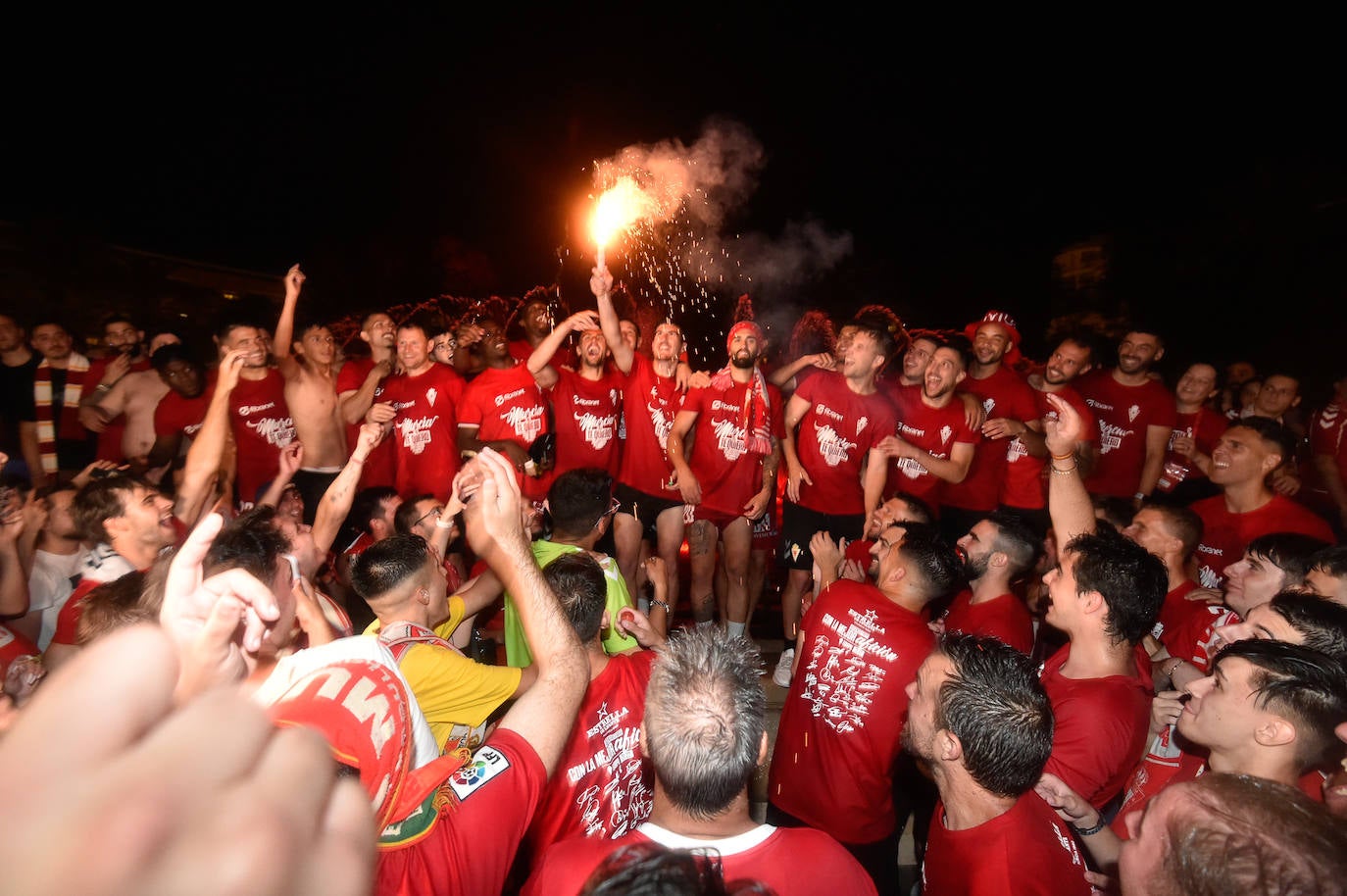 Fotos: Murcianos eufóricos celebran en &#039;La Redonda&#039; el ascenso del Real Murcia