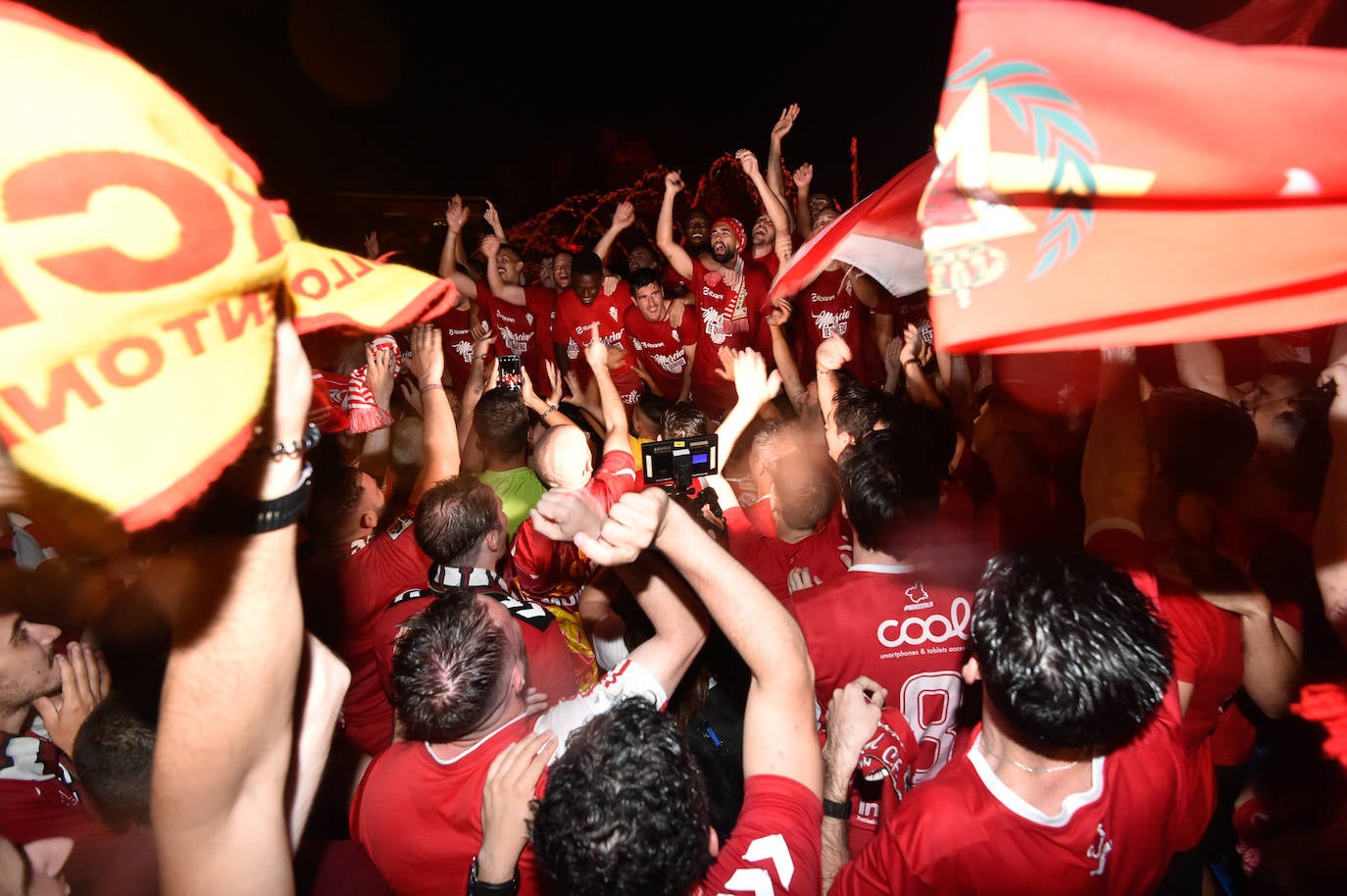 Fotos: Murcianos eufóricos celebran en &#039;La Redonda&#039; el ascenso del Real Murcia