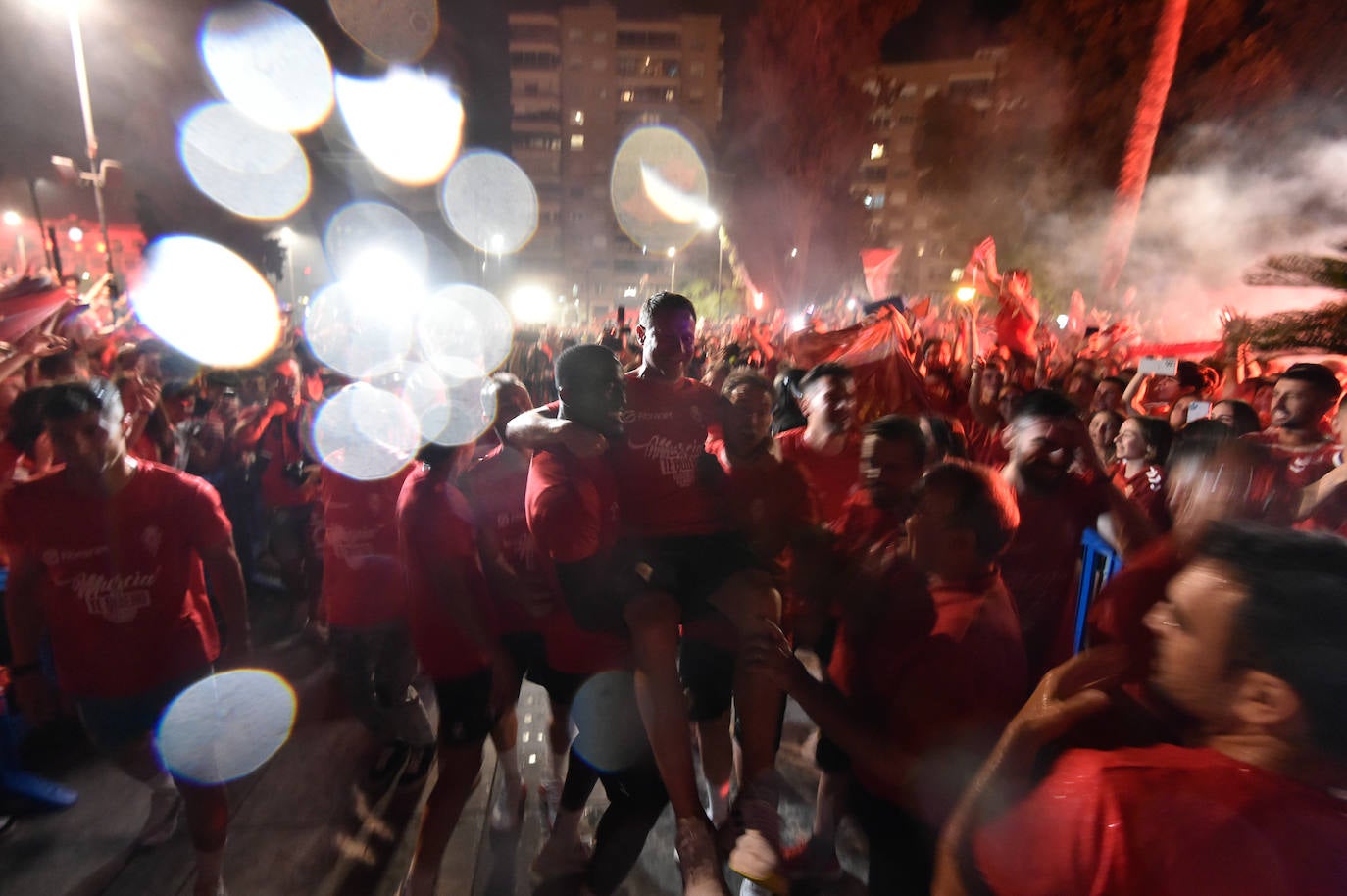 Fotos: Murcianos eufóricos celebran en &#039;La Redonda&#039; el ascenso del Real Murcia