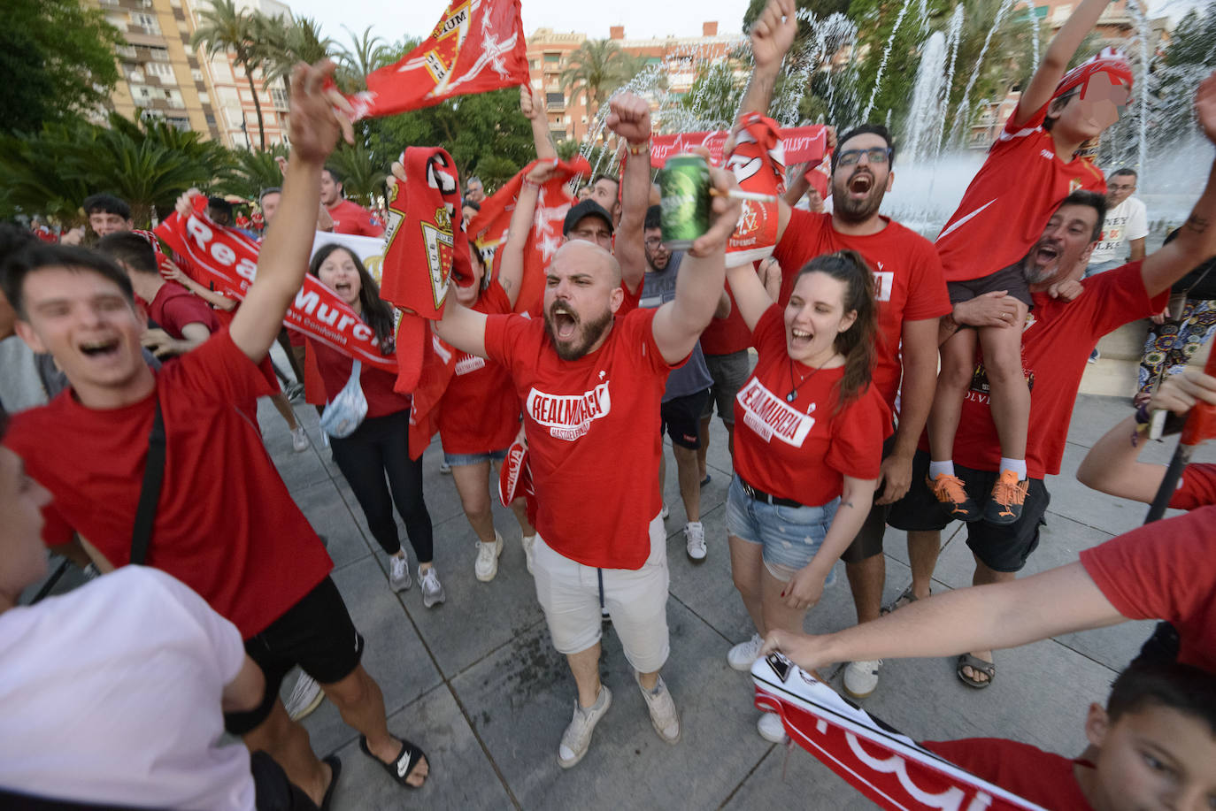 Fotos: Murcianos eufóricos celebran en &#039;La Redonda&#039; el ascenso del Real Murcia