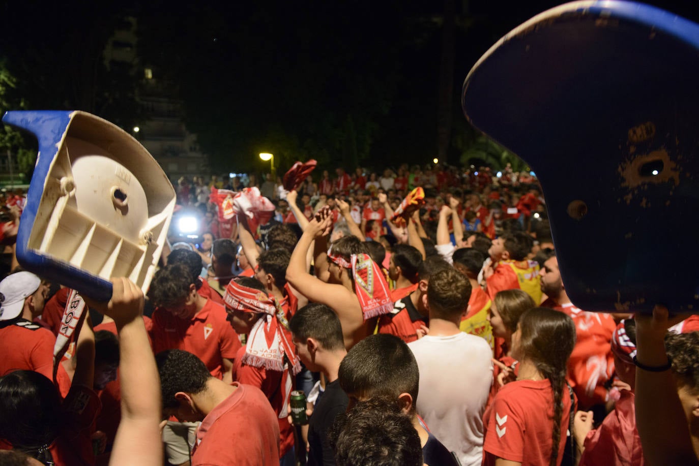 Fotos: Murcianos eufóricos celebran en &#039;La Redonda&#039; el ascenso del Real Murcia