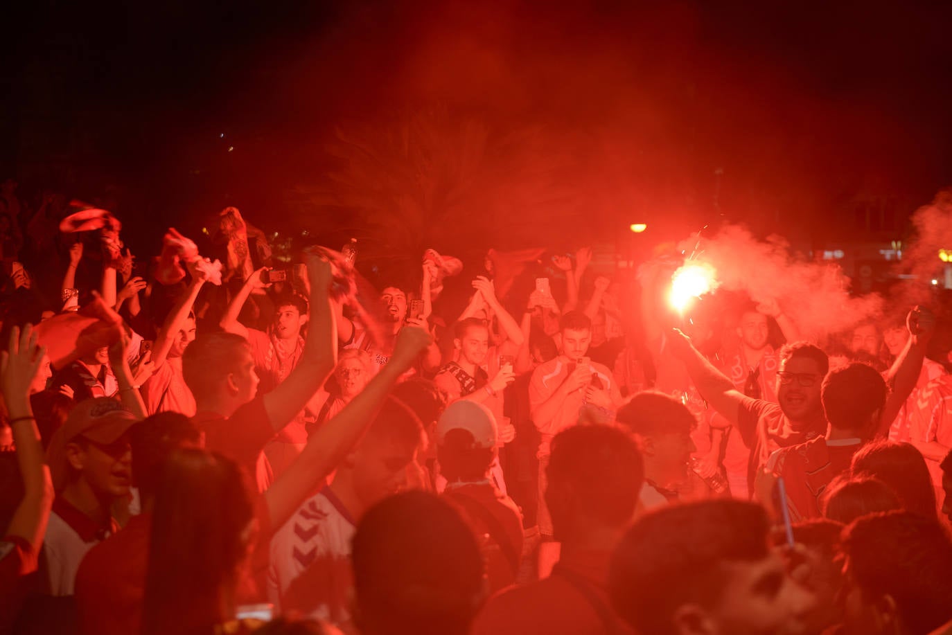 Fotos: Murcianos eufóricos celebran en &#039;La Redonda&#039; el ascenso del Real Murcia