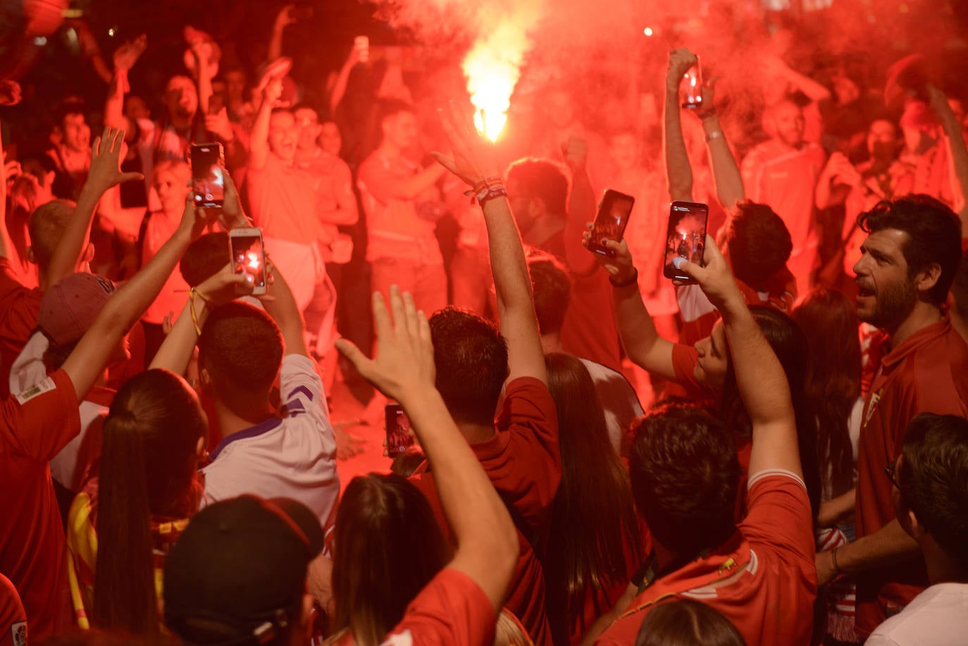 Fotos: Murcianos eufóricos celebran en &#039;La Redonda&#039; el ascenso del Real Murcia