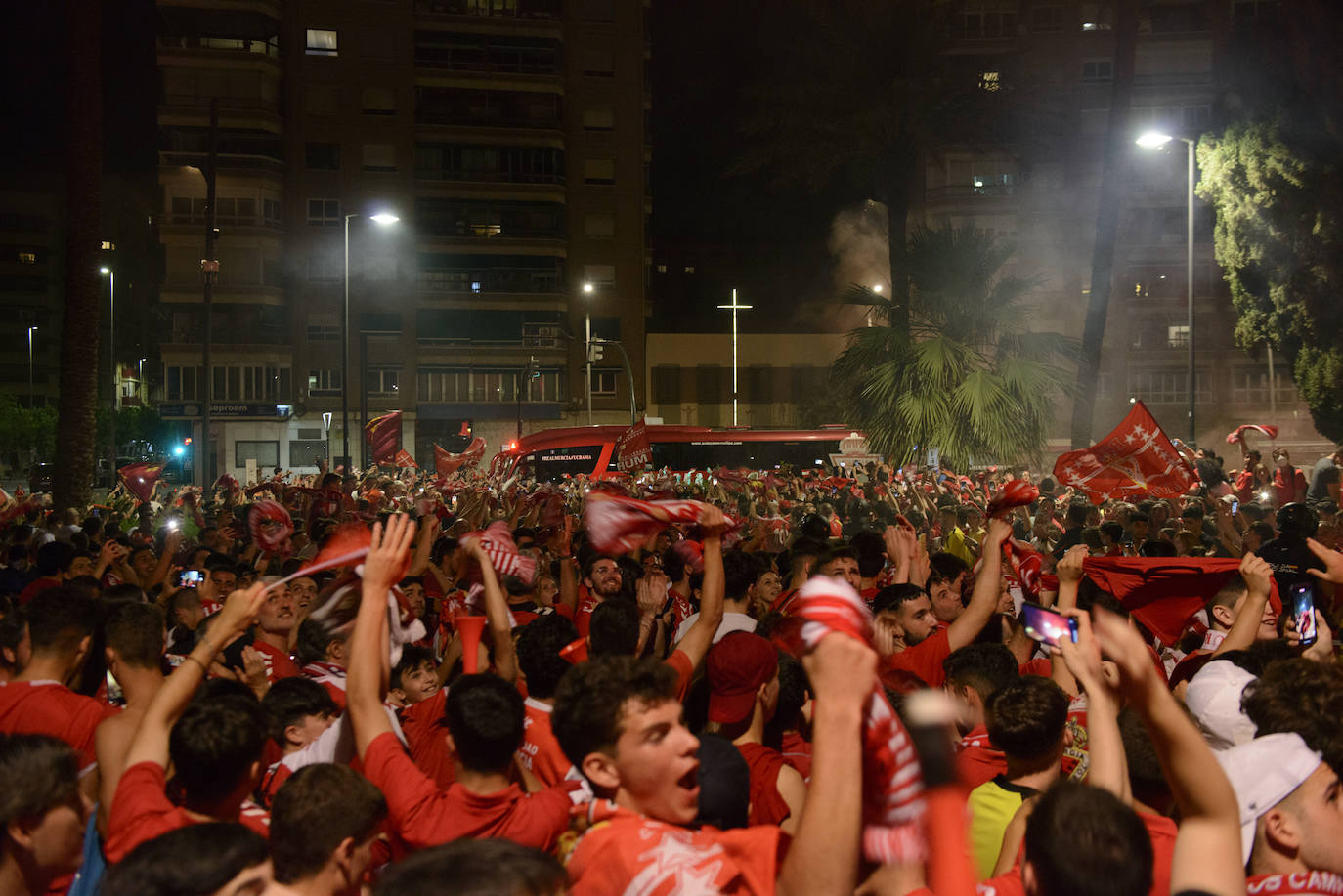 Fotos: Murcianos eufóricos celebran en &#039;La Redonda&#039; el ascenso del Real Murcia