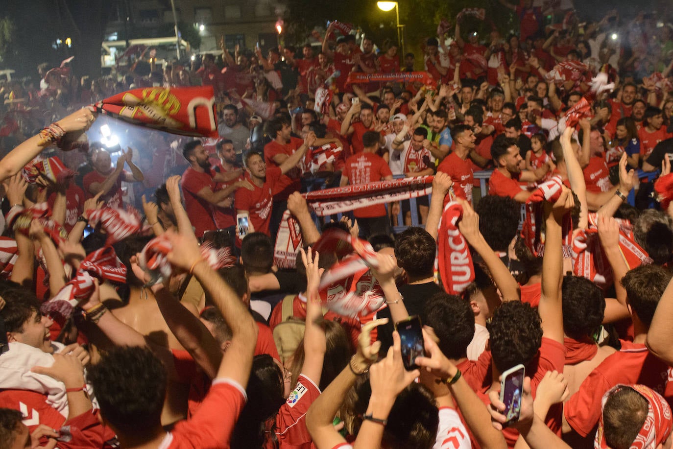 Fotos: Murcianos eufóricos celebran en &#039;La Redonda&#039; el ascenso del Real Murcia