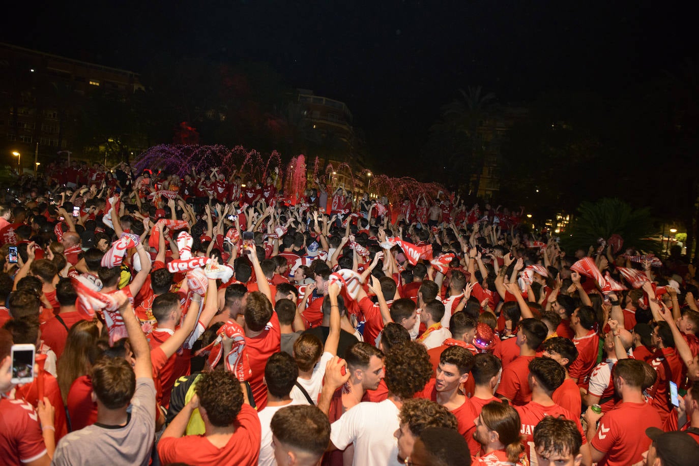 Fotos: Murcianos eufóricos celebran en &#039;La Redonda&#039; el ascenso del Real Murcia