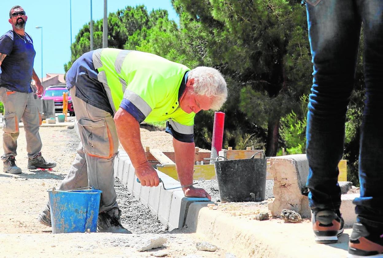 Un operario da los últimos toques a la acera repuesta en la urbanización Torre Guil. 