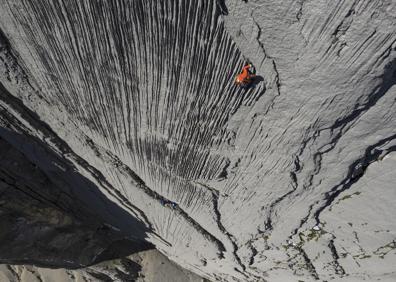 Imagen secundaria 1 - Los escaladores, en la montaña Huamashraju (der.), y abriendo la ruta 'Leire' (izq.)