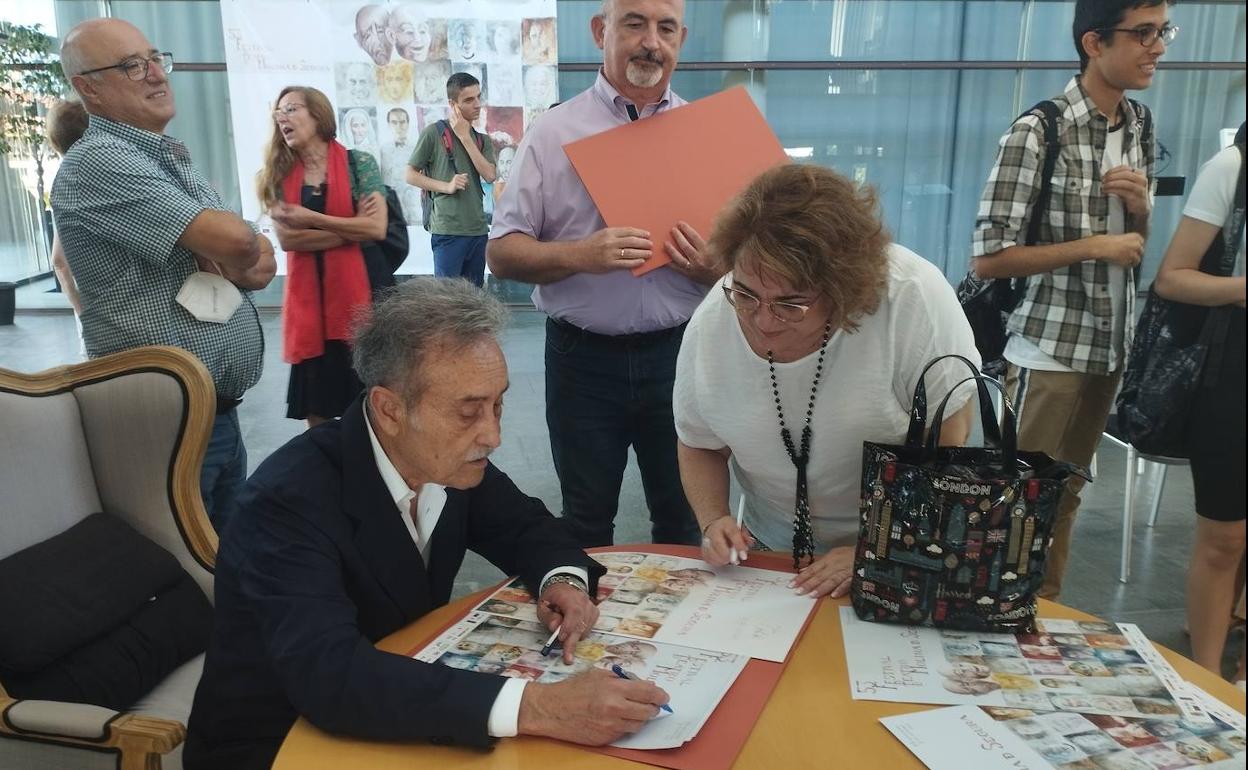 Pedro Cano firma ejempares del cartel del festival, este martes, en el Villa de Molina.