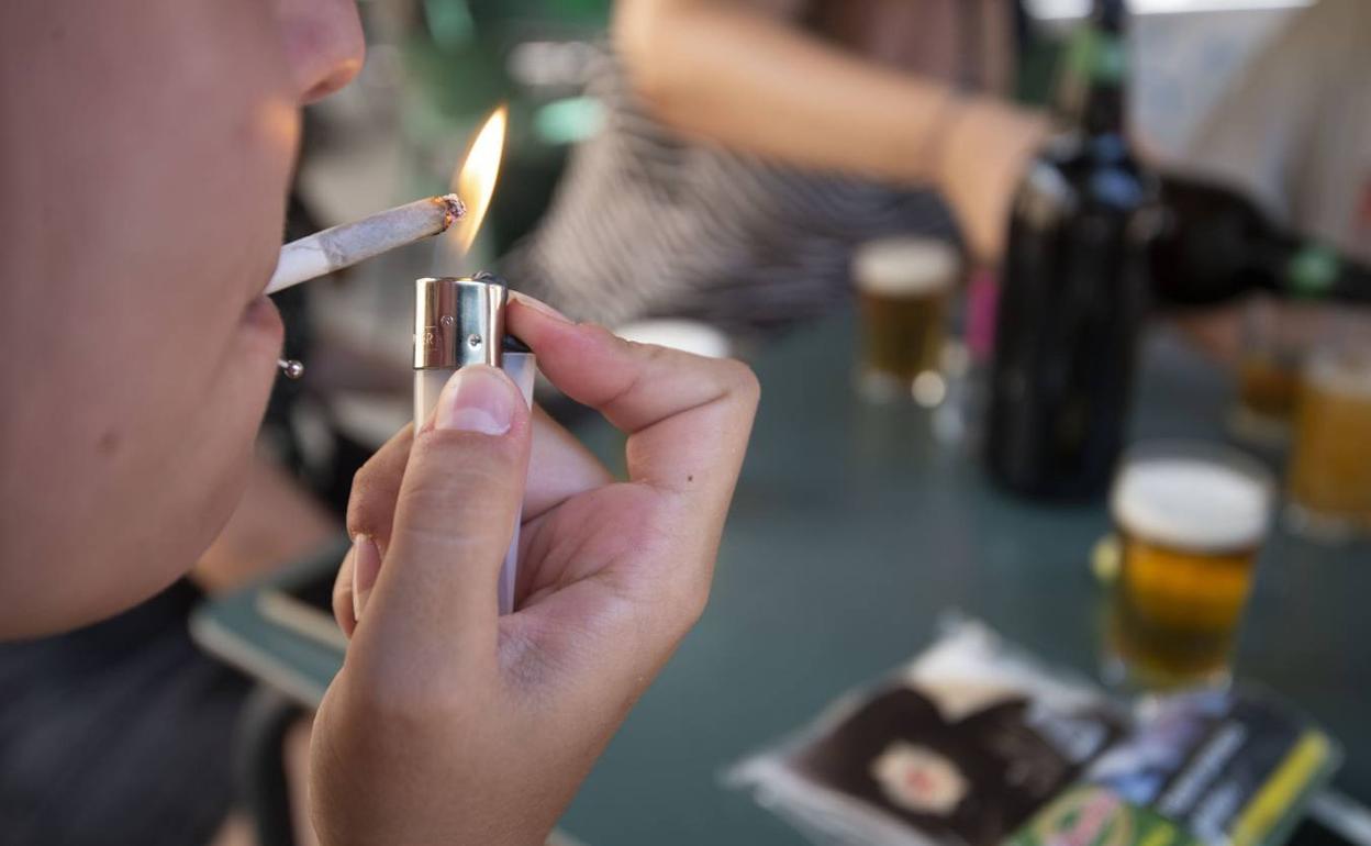 Un joven enciende un cigarrillo en una imagen de archivo. 