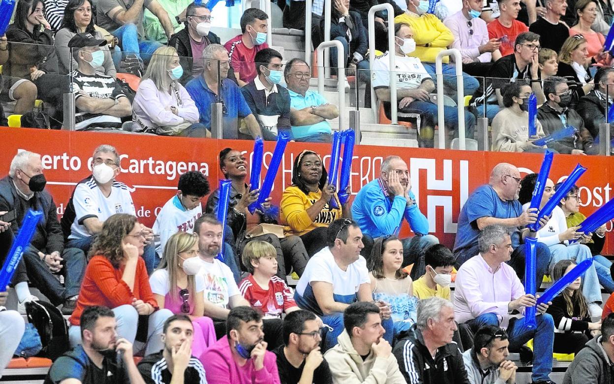 Gradas abarrotadas en el Palacio de Deportes, durante el último partido del Cebé Cartagena. 