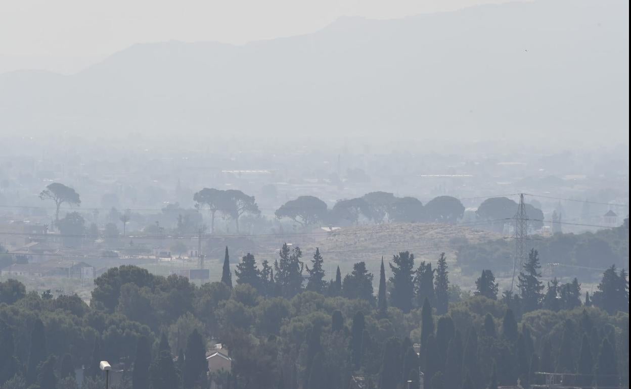 El cielo nublado por la intrusión de polvo sahariano esta mañana en Murcia