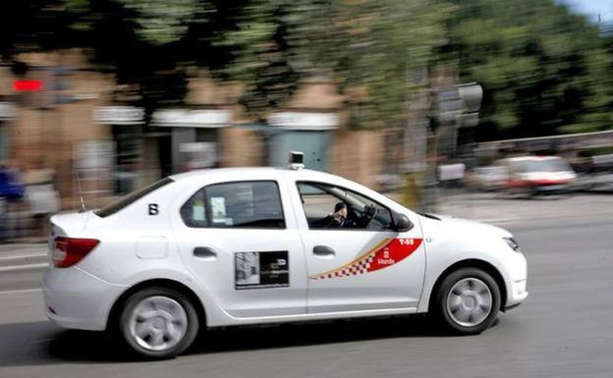 Un taxi circula por Murcia en una imagen de archivo. 