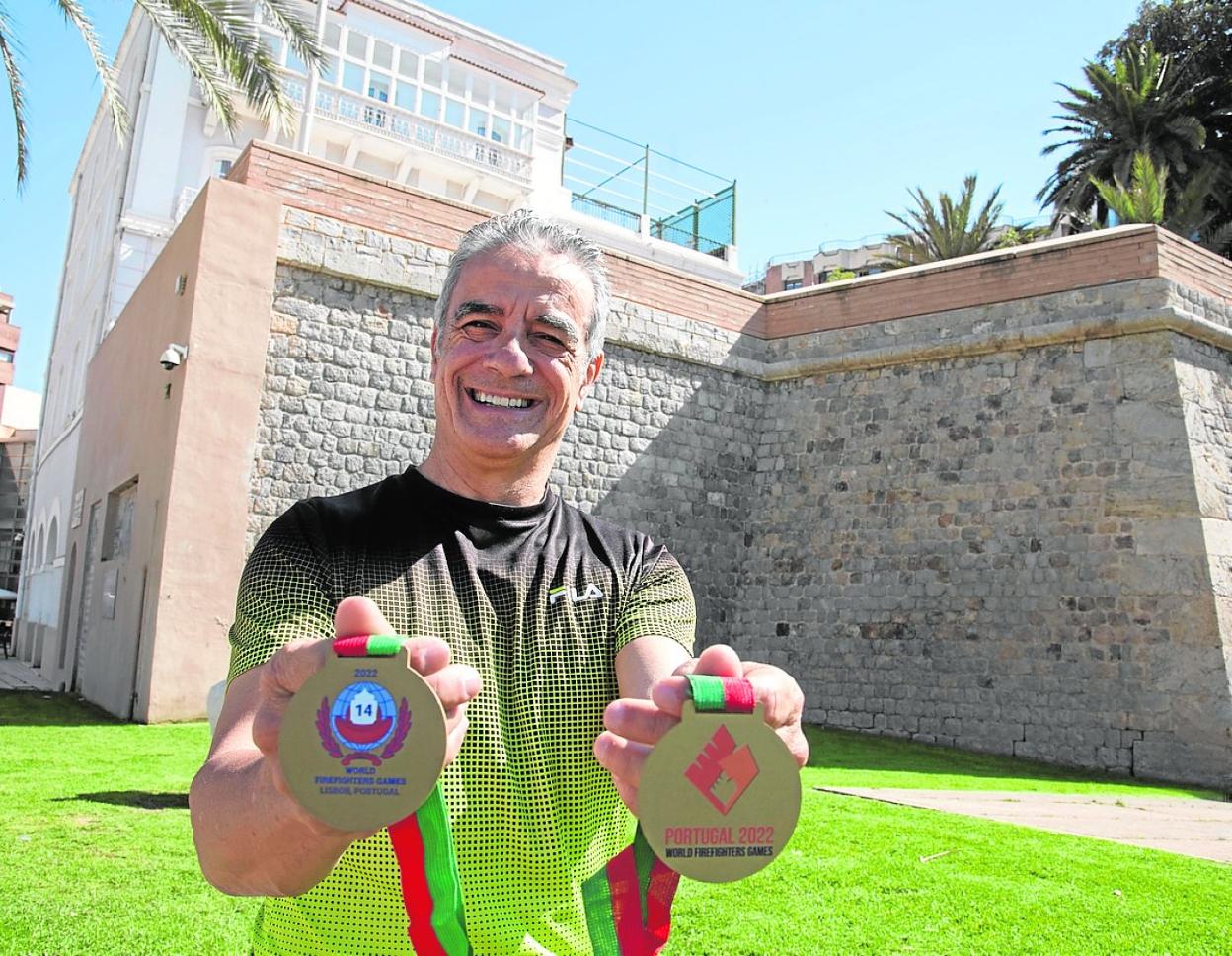 El bombero Juan Cayuela muestra las dos medallas de oro conseguidas en Lisboa. 