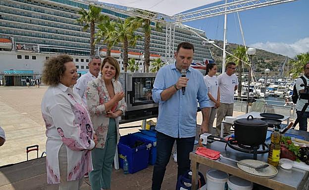La presidenta de la Autoridad Portuaria de Cartagena, Yolanda Muñoz, la alcaldesa de la ciudad, Noelia Arroyo, y el director de Cartagena Puerto de Sabores, Sergio Gallego, este viernes, en la inauguración del evento.