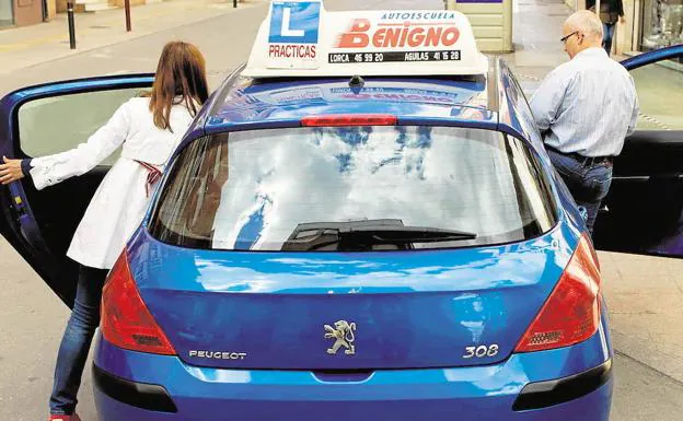 Descubre cuándo es gratis renovar el carné de conducir en España
