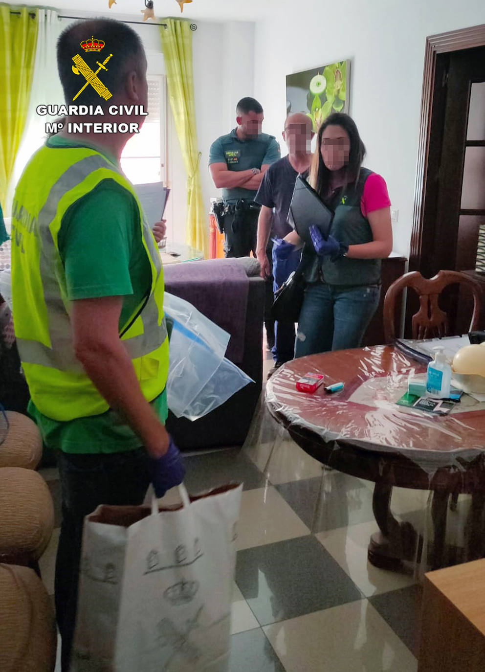 Agentes de la Guardia Civil durante el registro practicado en el domicilio del detenido.