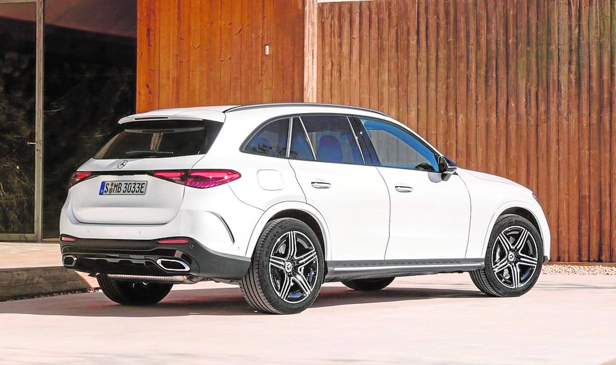 El diseño de la carrocería se caracteriza por una configuración tersa y convexa de las superficies, acentuada por los rasgos precisos de las nuevas aristas en los laterales. 