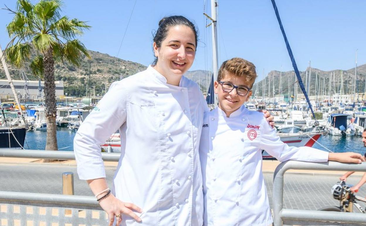 La chef María Gómez, de restaurante Magoga, y el ganador de Masterchef Junior, Guillem. 