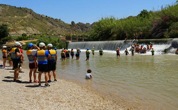 Imagen principal - Aquí también hay playa: las &#039;piscinas&#039; naturales del interior de la Región de Murcia