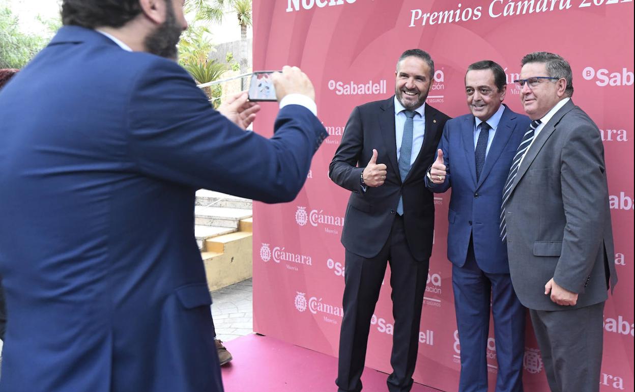 iguel López Abad, José María Albarracín y José Daniel Martín, en la Noche de la Economía Murciana