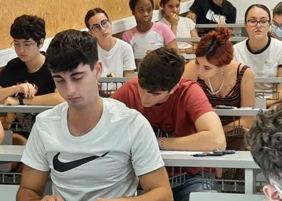 Imagen secundaria 1 - Decenas de estudiantes se enfrentan al primer examen de la Ebau 2022 en Espinardo, este lunes.