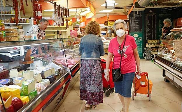 Un dependiente atiende uno de los puestos de la plaza de abastos de Lorca.