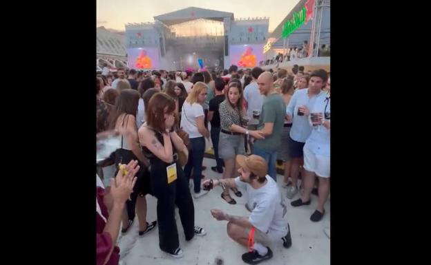 Un joven pide matrimonio a su novia durante un concierto en el Festival de les Arts