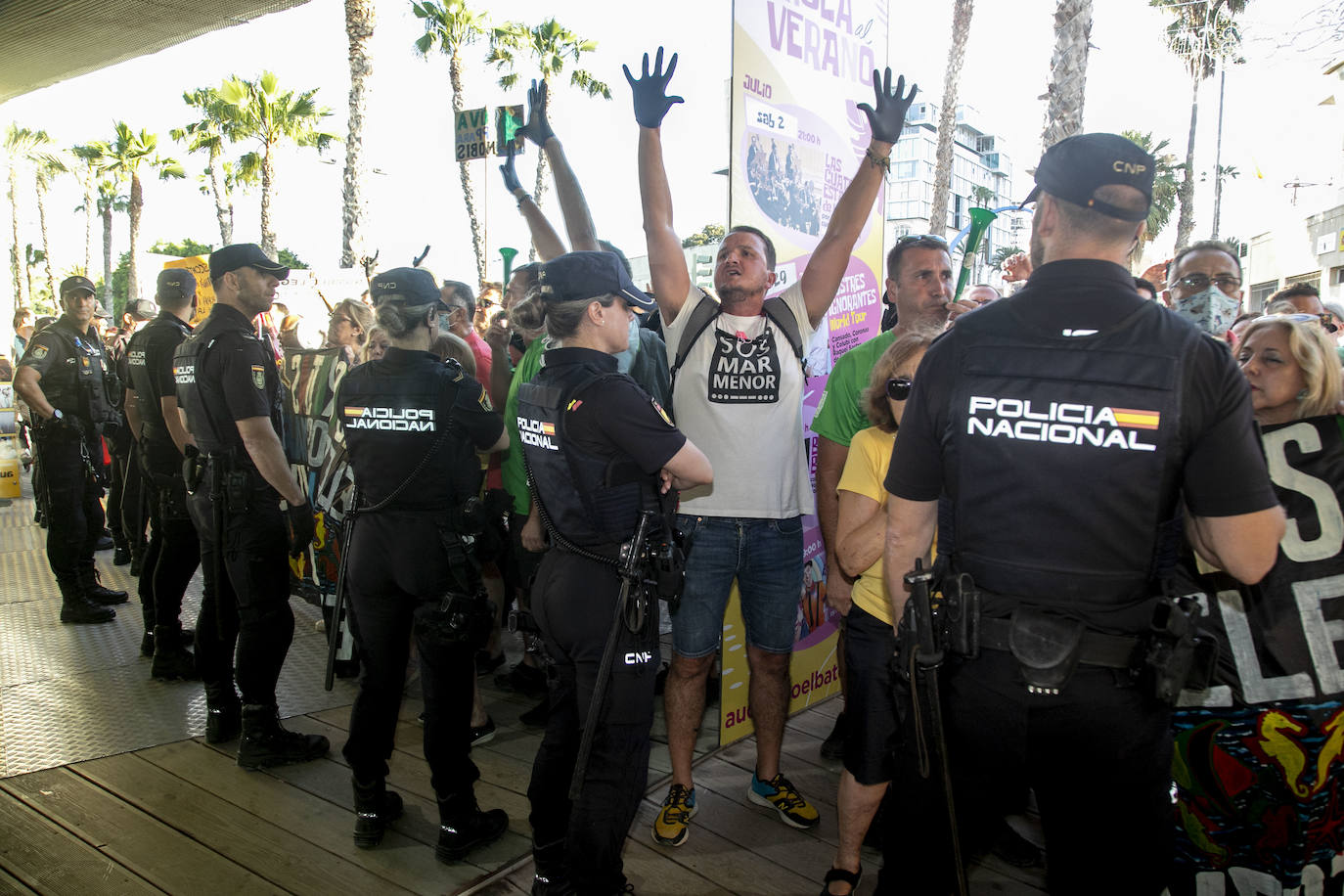 Fotos: Cacerolada durante los actos conmemorativos del 40 aniversario del Estatuto de Autonomía