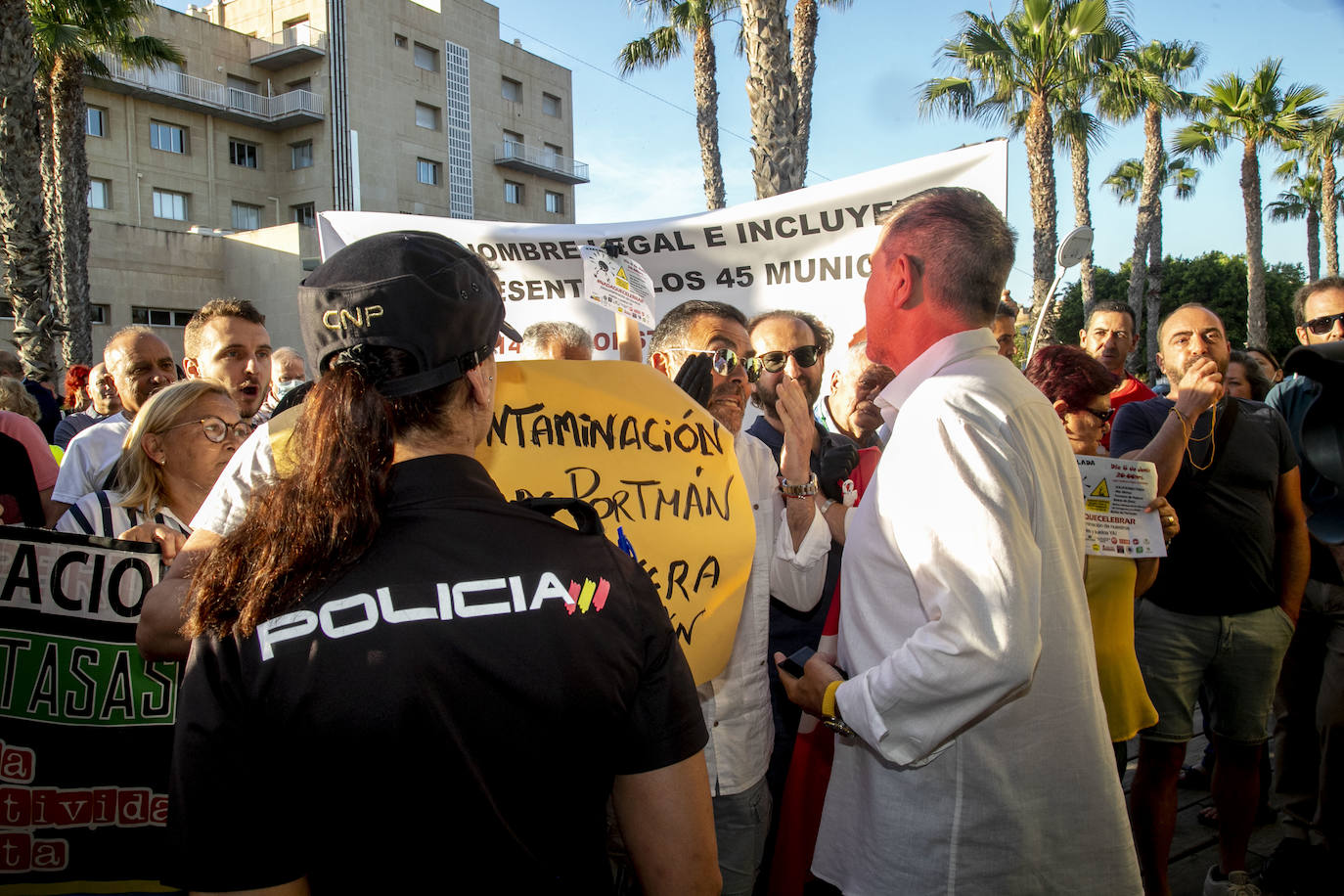 Fotos: Cacerolada durante los actos conmemorativos del 40 aniversario del Estatuto de Autonomía