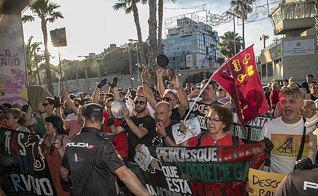 Galería. Policías nacionales contienen a los manifestantes.